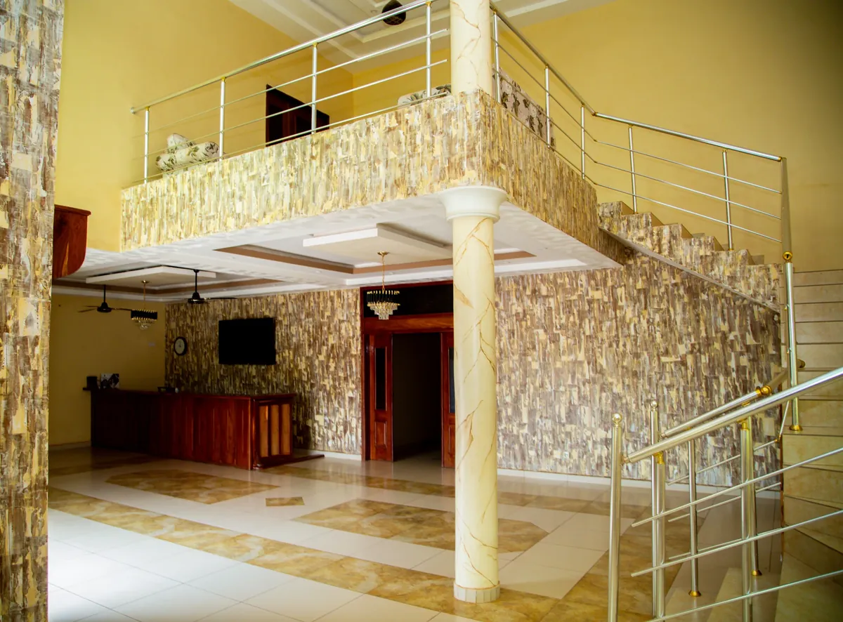 Le hall de la résidence, son escalier et son comptoir d’accueil