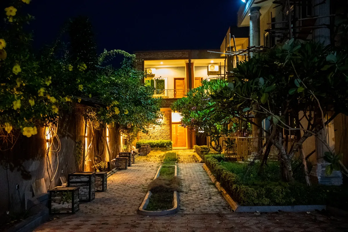 Le jardin, à la nuit tombée