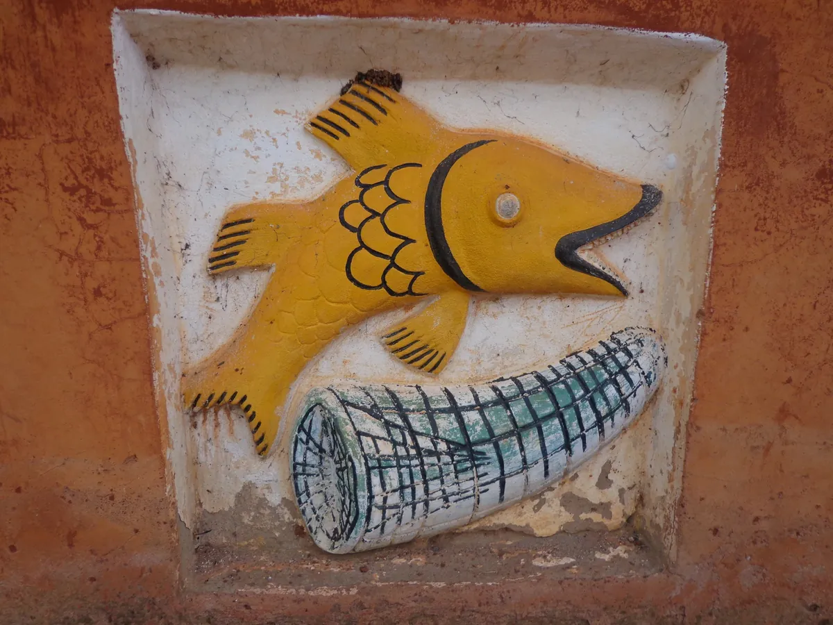 Détail d’un bas-relief des palais royaux d’Abomey : un poisson et une nasse