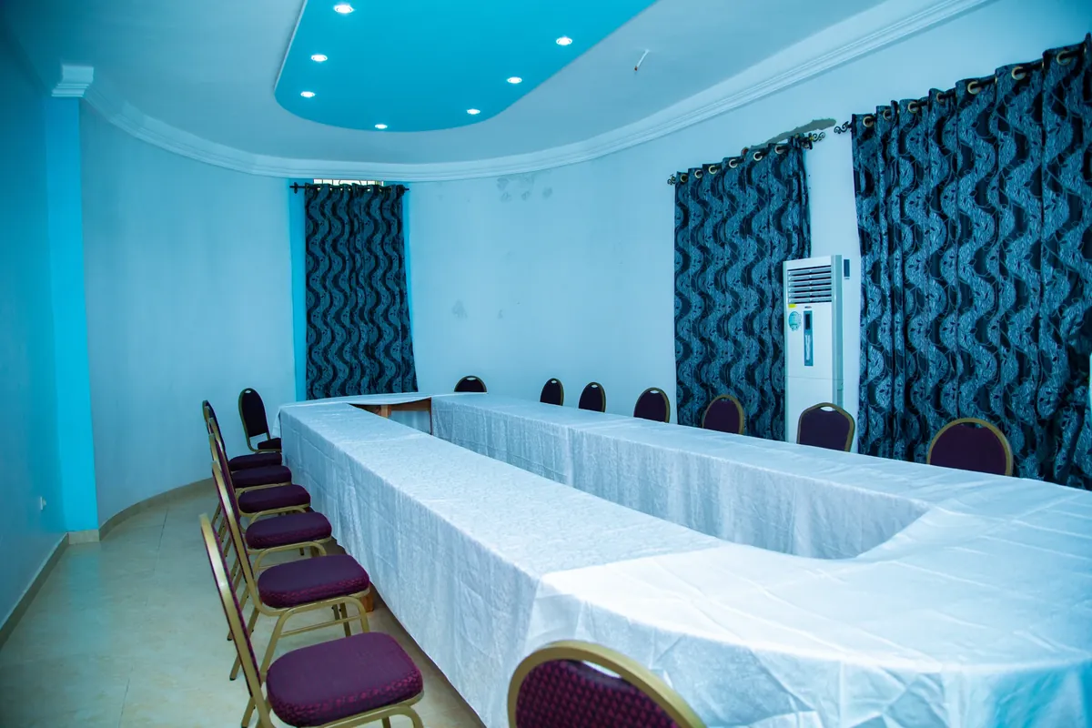 Une salle aménagée en réunion