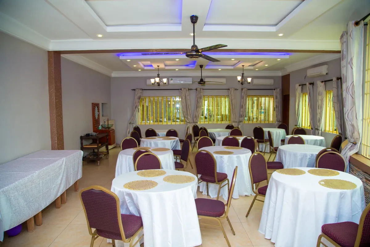 Tables dressées dans un espace de réception de la résidence